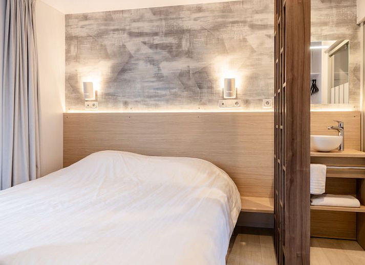Vakantiehuis Natuurlijk de Veenhoop in De Veenhoop met houten veranda en groene omgeving.