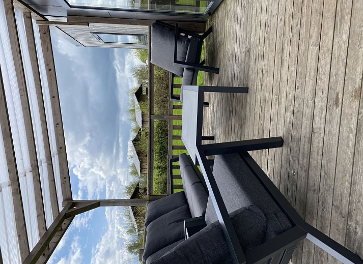 Ferienhaus Natuurlijk de Veenhoop in De Veenhoop, ein charmantes Ferienhaus umgeben von gruener Natur und blauem Himmel.