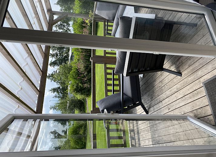 Geniessen Sie die Veranda des Ferienhauses Natuurlijk de Veenhoop mit Blick auf die friesischen Seen in De Veenhoop.