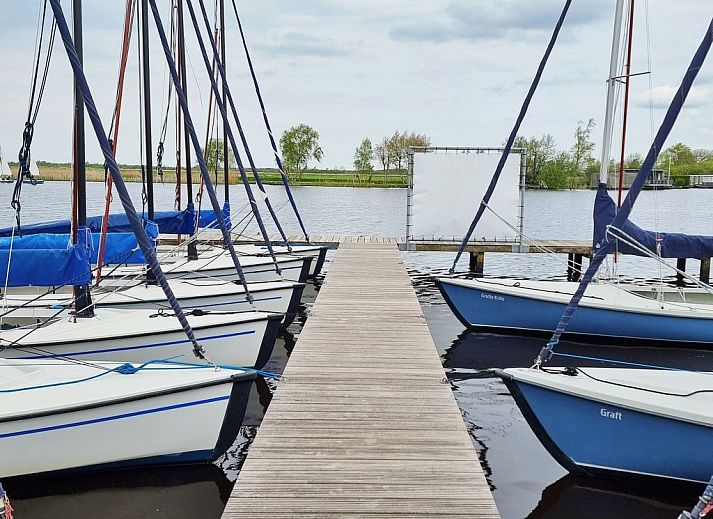 Geniessen Sie die Veranda des Ferienhauses Natuurlijk de Veenhoop mit Blick auf die friesischen Seen in De Veenhoop.