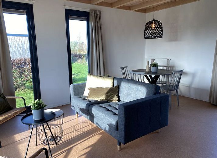 Vakantiehuis 4-persoons Doutzen in De Veenhoop, omringd door groene heggen en blauwe lucht.