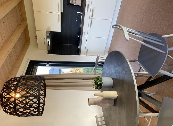 Vakantiehuis 4-persoons Doutzen in De Veenhoop, omringd door groene heggen en blauwe lucht.