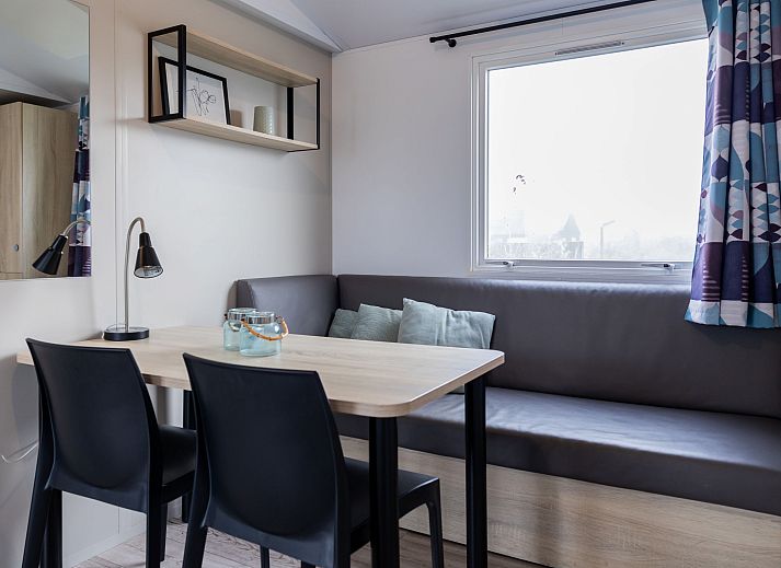 Auf der Veranda des Ferienhauses Natuurlijk de Veenhoop in De Veenhoop koennen Sie sich mit Blick auf die friesischen Seen entspannen.