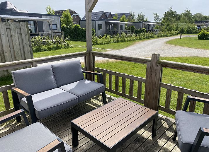 Auf der Veranda des Ferienhauses Natuurlijk de Veenhoop in De Veenhoop koennen Sie sich mit Blick auf die friesischen Seen entspannen.