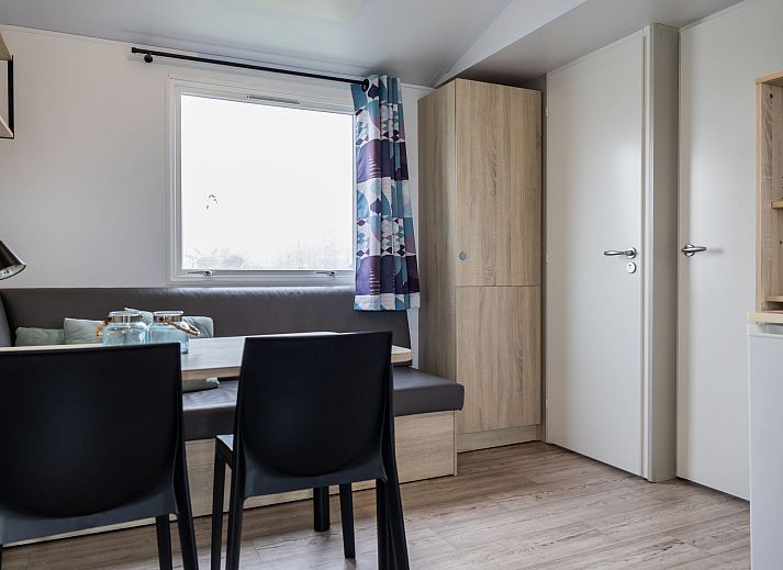 Entdecken Sie die charmanten Ferienhaeuser von Natuurlijk de Veenhoop in De Veenhoop, ideal gelegen im Herzen der friesischen Seenlandschaft.