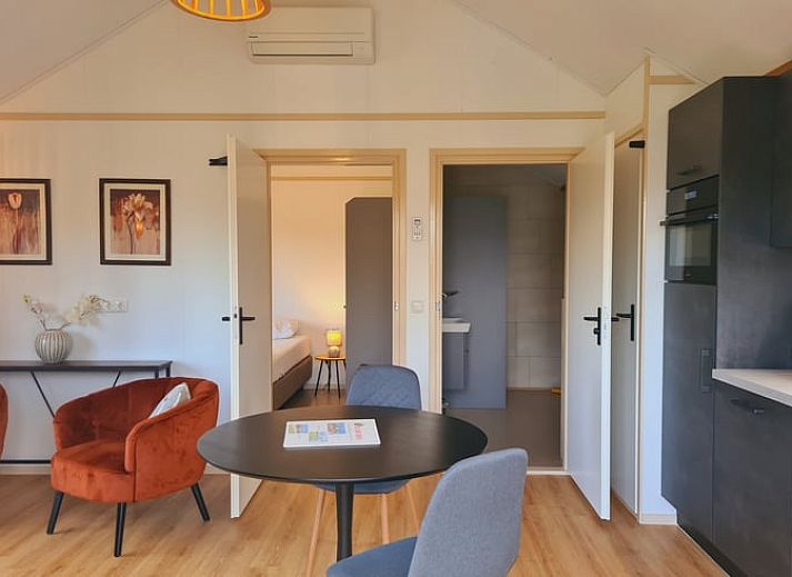 Gemuetliches Wohnzimmer des modern eingerichteten Ferienhauses in De Veenhoop an den friesischen Seen.