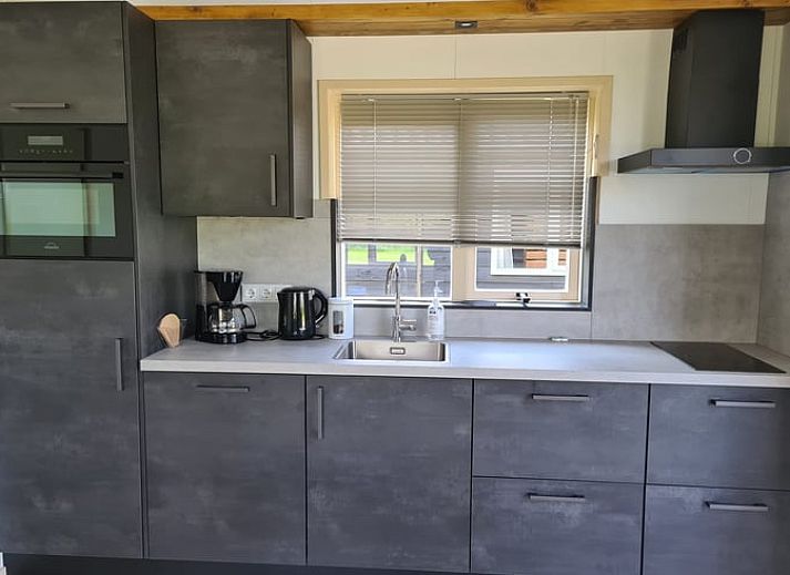 Gemuetliches Wohnzimmer des modern eingerichteten Ferienhauses in De Veenhoop an den friesischen Seen.