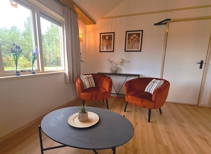 Offener Grundriss des Ferienhauses in De Veenhoop mit Zugang zu Schlafzimmer und Bad.