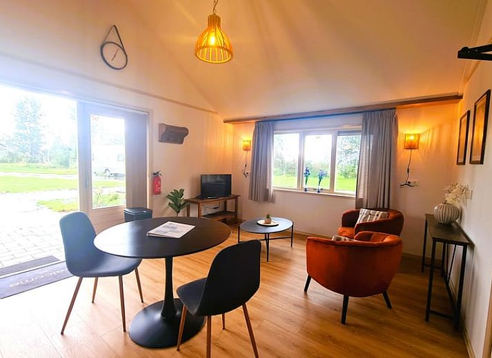 Offener Grundriss des Ferienhauses in De Veenhoop mit Zugang zu Schlafzimmer und Bad.