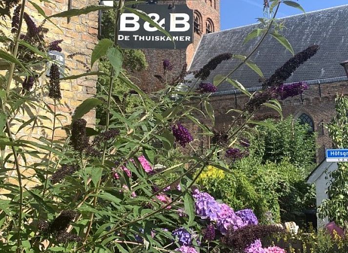 Gezellige woonkamer in De Thuiskamer, een vakantiehuis in Grou, Friesland. Authentieke inrichting op het Friese platteland.