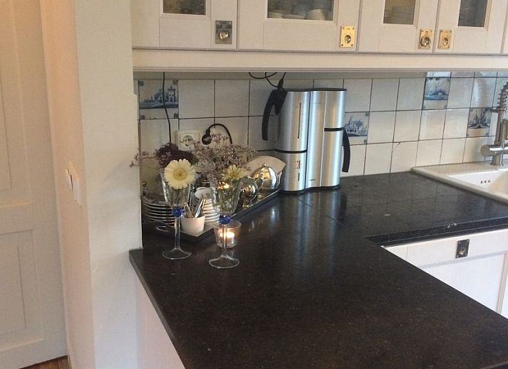 Gezellige woonkamer in De Thuiskamer, een vakantiehuis in Grou, Friesland. Authentieke inrichting op het Friese platteland.