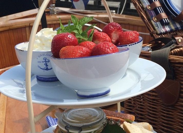 Gezellige woonkamer in De Thuiskamer, een vakantiehuis in Grou, Friesland. Authentieke inrichting op het Friese platteland.
