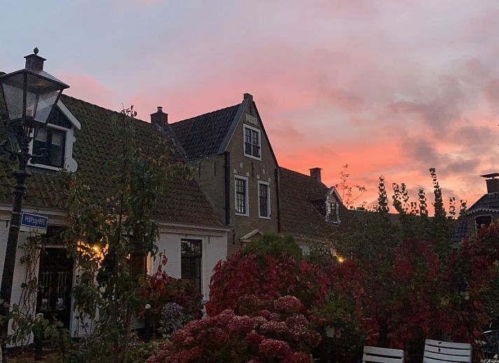 Gezellige slaapkamer in De Thuiskamer, vakantiehuis op het Friese platteland in Grou, Friesland, met rustiek raam en landelijke sfeer.