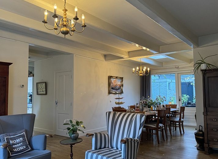 Gezellige slaapkamer in De Thuiskamer, vakantiehuis op het Friese platteland in Grou, Friesland, met rustiek raam en landelijke sfeer.