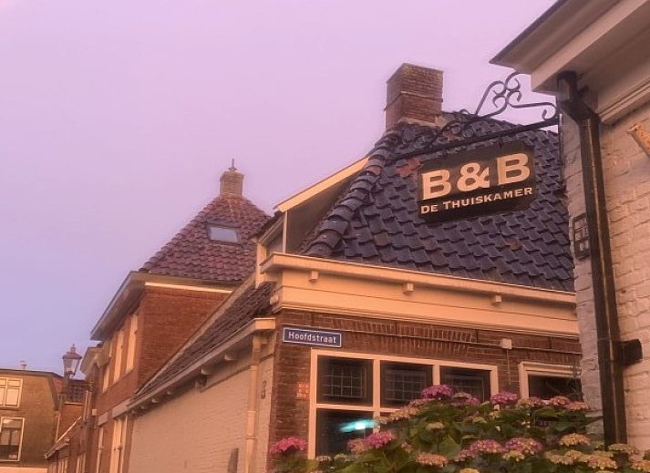 Gezellige slaapkamer in De Thuiskamer, vakantiehuis op het Friese platteland in Grou, Friesland, met rustiek raam en landelijke sfeer.