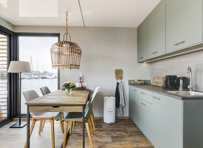 FR454 vakantiehuis in Grouw met uitzicht op het Pikmeer en Nederlandse vlag.