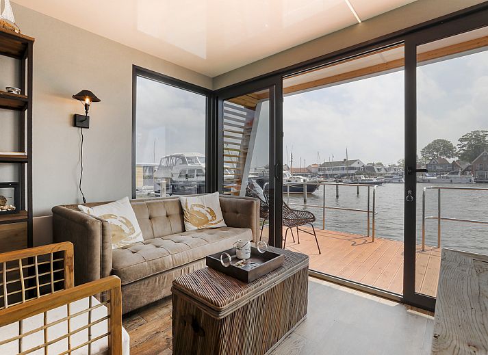 FR454 vakantiehuis in Grouw met uitzicht op het Pikmeer en Nederlandse vlag.