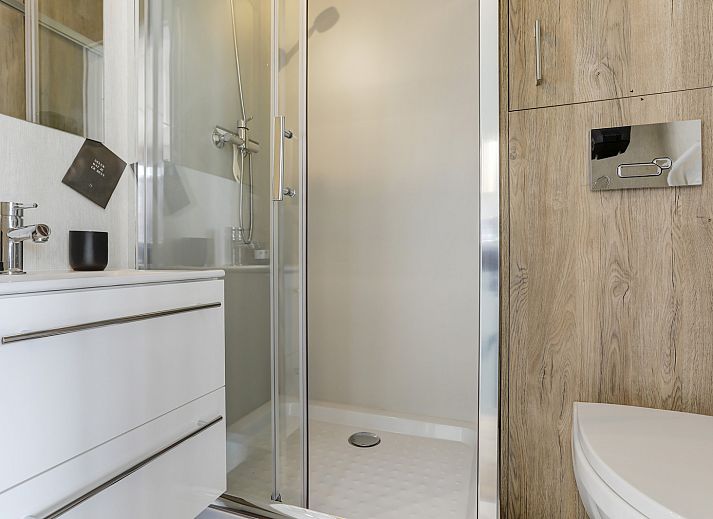 Gezellige woonkamer van vakantiehuis FR454 in Grouw met uitzicht op de Friese meren.