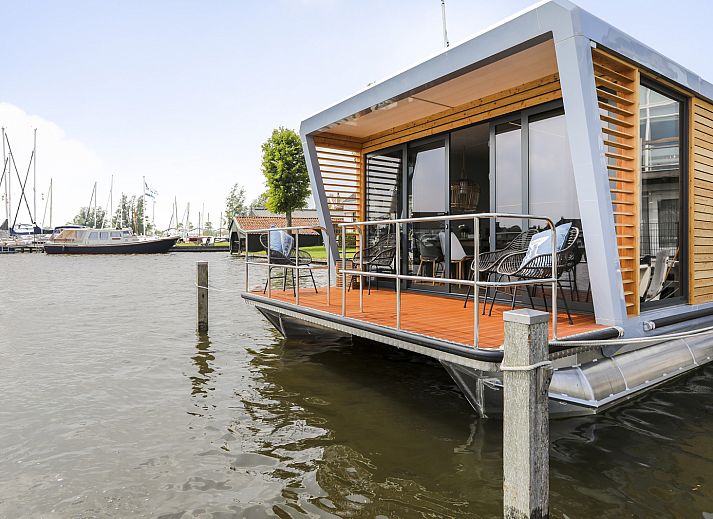 Gezellige woonkamer van vakantiehuis FR454 in Grouw met uitzicht op de Friese meren.