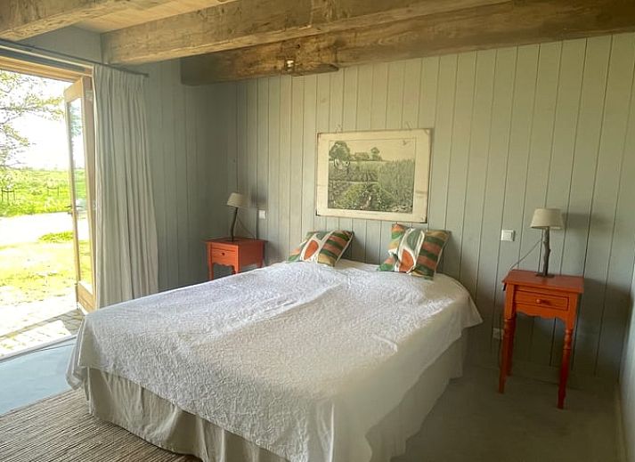 Terras van Vakantiehuis in Grou, Grouw, met houten deuren en zitje, nabij Pikmeer.