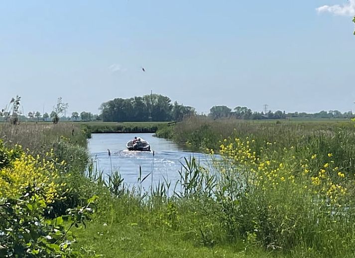 Luchtfoto van Vakantiehuis in Grou, Grouw, omgeven door groene velden en waterwegen, Friese meren.