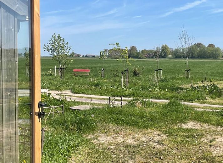 Gezellige binnenruimte van Vakantiehuis in Grou, Grouw, met rustieke houten details, Friese meren.