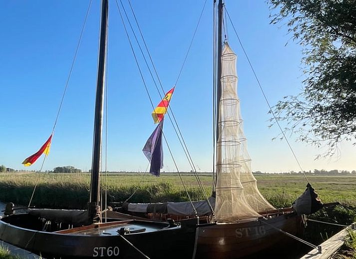 Gezellige binnenruimte van Vakantiehuis in Grou, Grouw, met rustieke houten details, Friese meren.