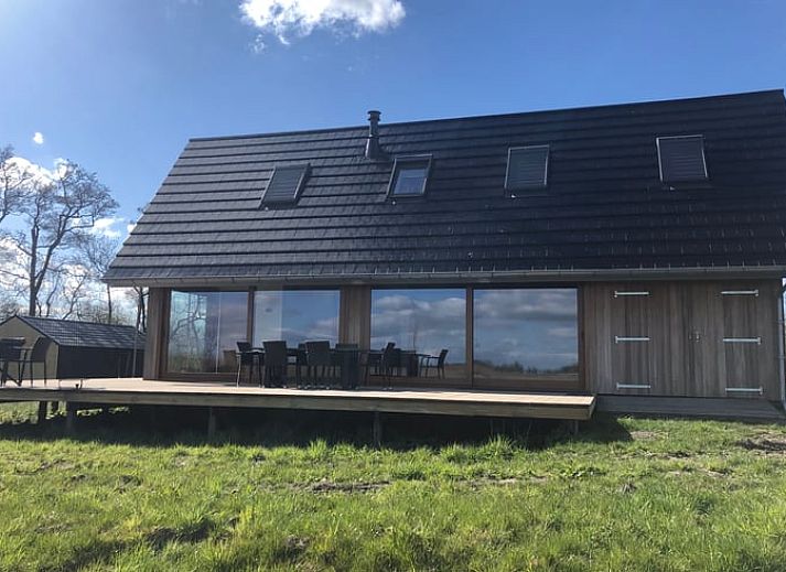 Luchtfoto van Huisje in Goëngahuizen, vakantiehuis aan het Pikmeer in de Friese meren, omgeven door weelderige natuur.