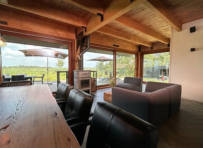 Zijaanzicht van Huisje in Goëngahuizen, vakantiehuis in Pikmeer, Friese meren, met ruim terras en uitzicht op velden.