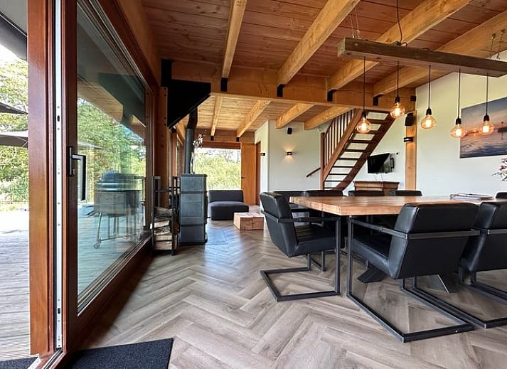 Zijaanzicht van Huisje in Goëngahuizen, vakantiehuis in Pikmeer, Friese meren, met ruim terras en uitzicht op velden.