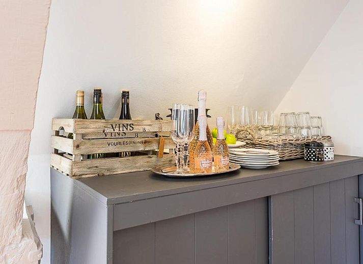 Stijlvolle badkamer met marmeren wastafel in B&B Parijs aan de Kaai, Zeeland.