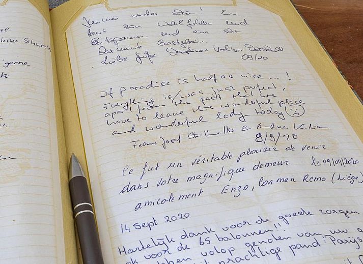 Stijlvolle badkamer met marmeren wastafel in B&B Parijs aan de Kaai, Zeeland.