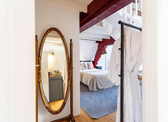 Stijlvolle badkamer met marmeren wastafel in B&B Parijs aan de Kaai, Zeeland.