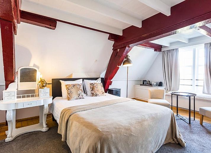 Stijlvolle badkamer met marmeren wastafel in B&B Parijs aan de Kaai, Zeeland.