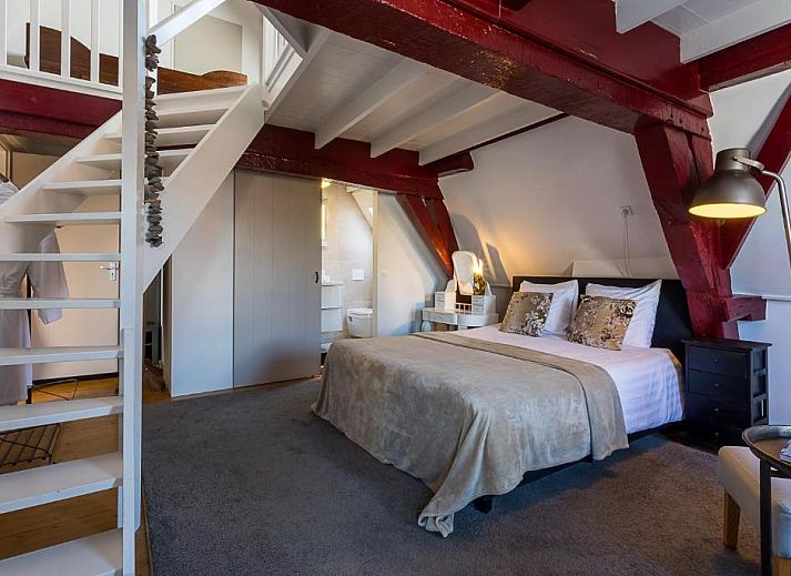 Stijlvolle badkamer met marmeren wastafel in B&B Parijs aan de Kaai, Zeeland.