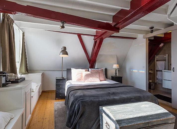 Vooraanzicht van B&B Parijs aan de Kaai in Middelburg, met charmante gevel.