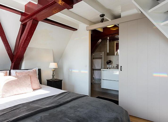 Vooraanzicht van B&B Parijs aan de Kaai in Middelburg, met charmante gevel.