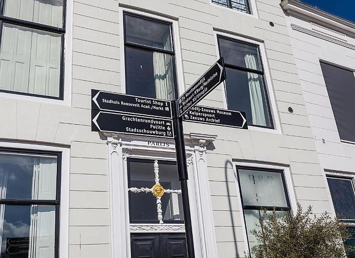 Gezellige slaapkamer met dakraam in B&B Parijs aan de Kaai, Walcheren.