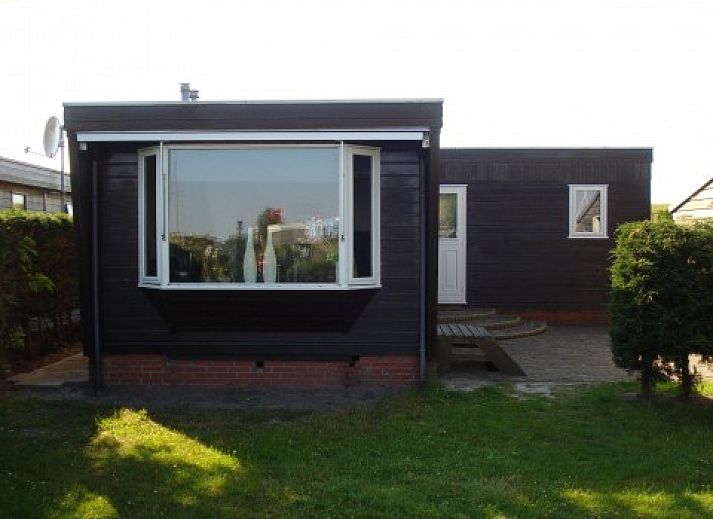 Geniet van het terras met uitzicht op de haven bij Vakantiewoningen Oostmahorn in Lauwersmeer, Friese meren.