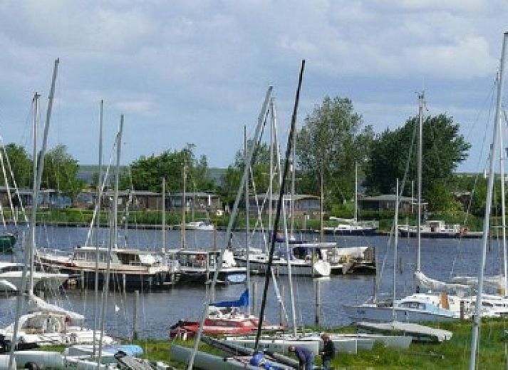 Geniet van het terras met uitzicht op de haven bij Vakantiewoningen Oostmahorn in Lauwersmeer, Friese meren.