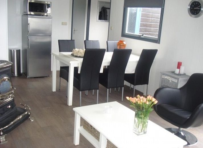 Geniet van het terras met uitzicht op de haven bij Vakantiewoningen Oostmahorn in Lauwersmeer, Friese meren.