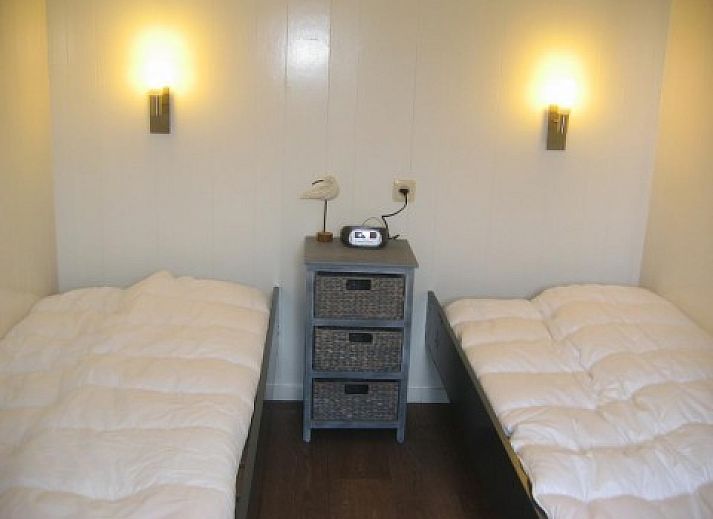 Charmante chalet bij Vakantiewoningen Oostmahorn, omgeven door groen in Lauwersmeer, Friese meren.