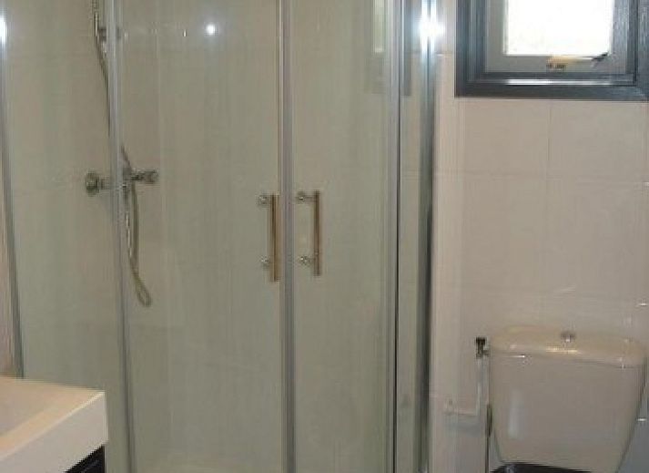 Charmante chalet bij Vakantiewoningen Oostmahorn, omgeven door groen in Lauwersmeer, Friese meren.