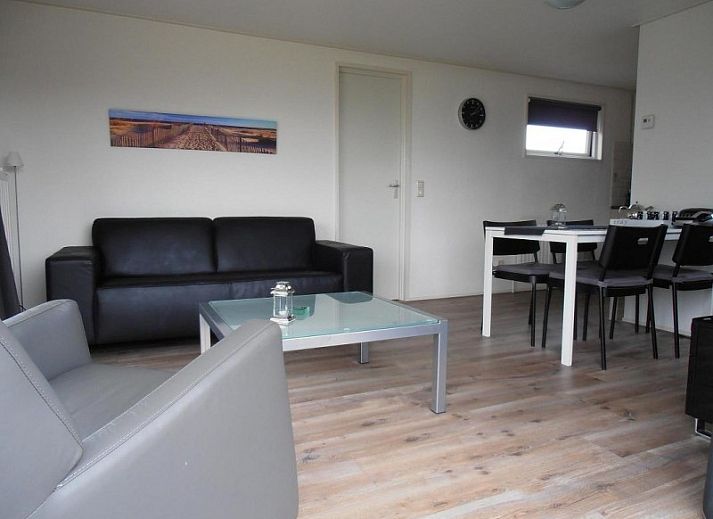 Veranda van Vakantiewoningen Oostmahorn in Lauwersmeer met comfortabel zitgedeelte en uitzicht op de Friese meren.