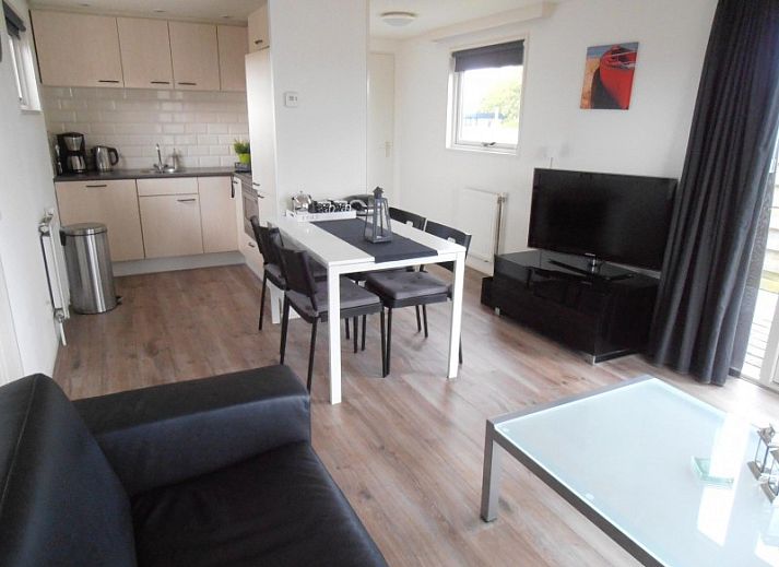 Veranda van Vakantiewoningen Oostmahorn in Lauwersmeer met comfortabel zitgedeelte en uitzicht op de Friese meren.