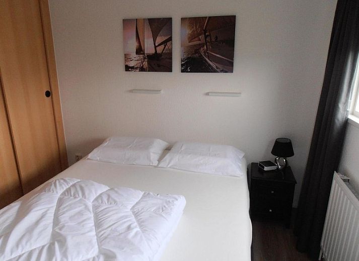 Veranda van Vakantiewoningen Oostmahorn in Lauwersmeer met comfortabel zitgedeelte en uitzicht op de Friese meren.