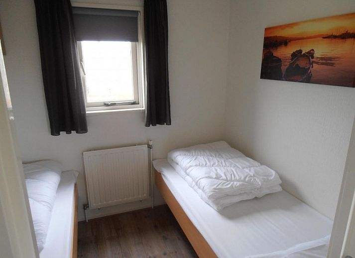 Veranda van Vakantiewoningen Oostmahorn in Lauwersmeer met comfortabel zitgedeelte en uitzicht op de Friese meren.