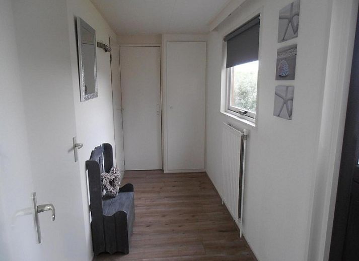 Moderne woonkamer in Vakantiewoningen Oostmahorn, Oostmahorn, met stijlvolle inrichting en veel lichtinval.