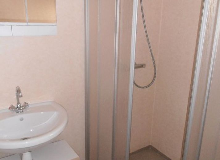 Moderne woonkamer in Vakantiewoningen Oostmahorn, Oostmahorn, met stijlvolle inrichting en veel lichtinval.