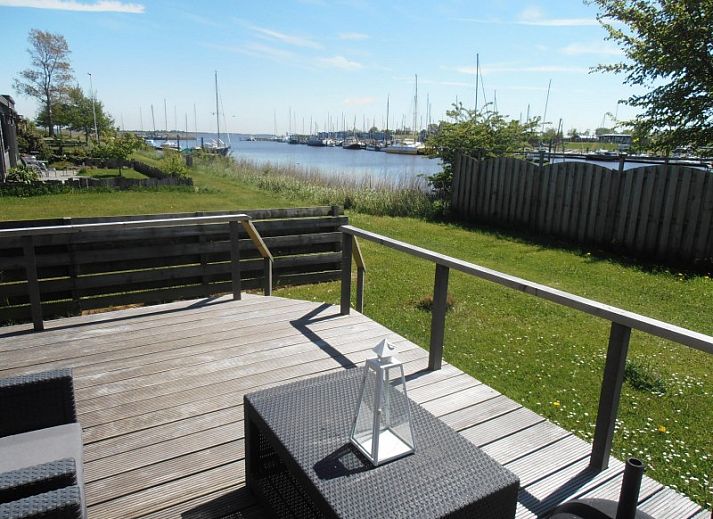 Moderne woonkamer in Vakantiewoningen Oostmahorn, Oostmahorn, met stijlvolle inrichting en veel lichtinval.